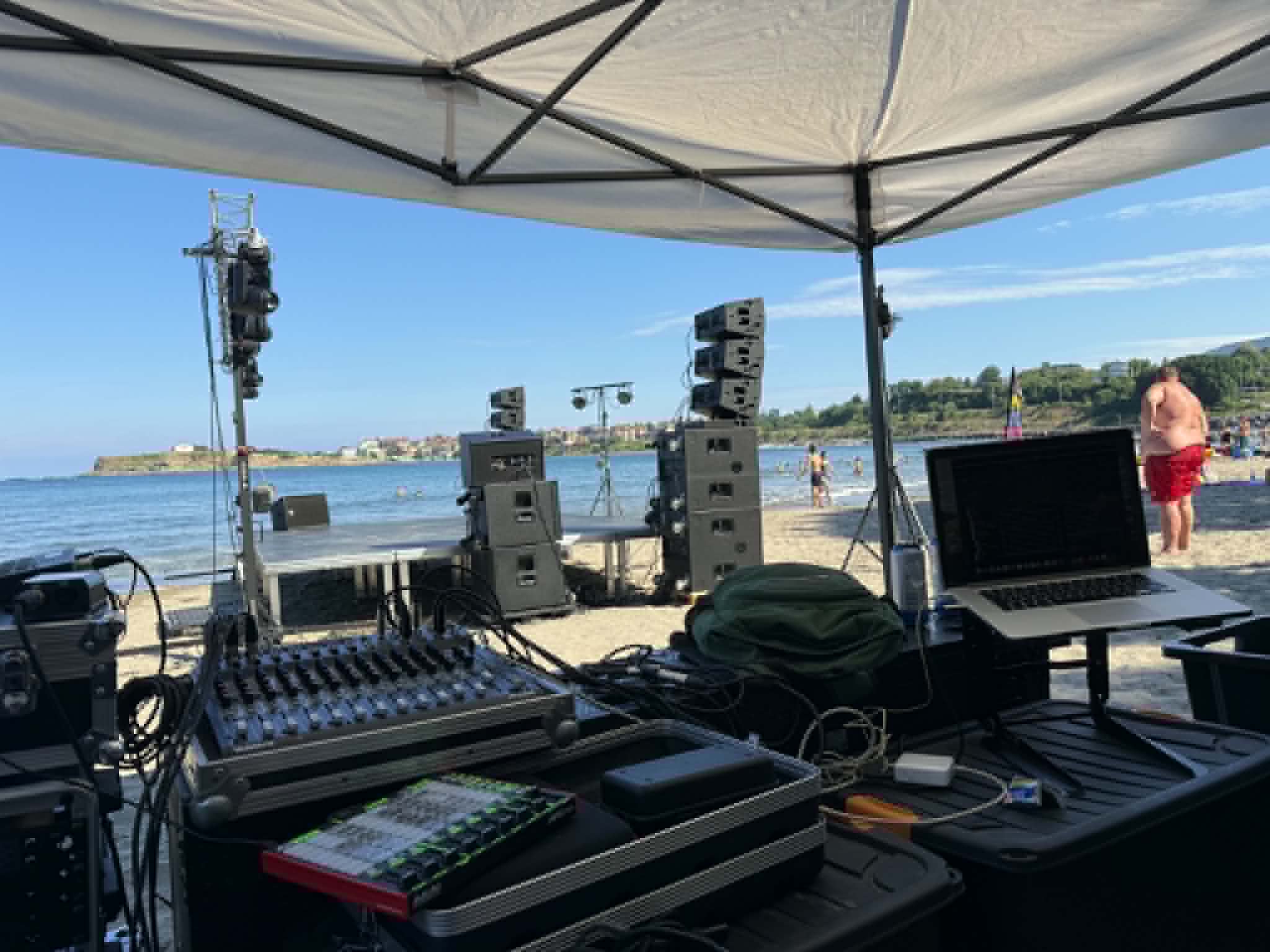 Line Array озвучителна система и сцена на плажа преди концерта – Sheyretov SOUND
